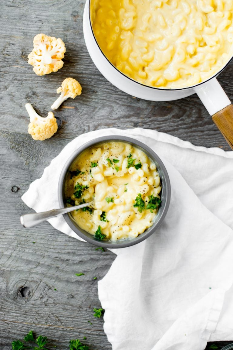 bowl of stovetop cauliflower mac and cheese with parsley garnish