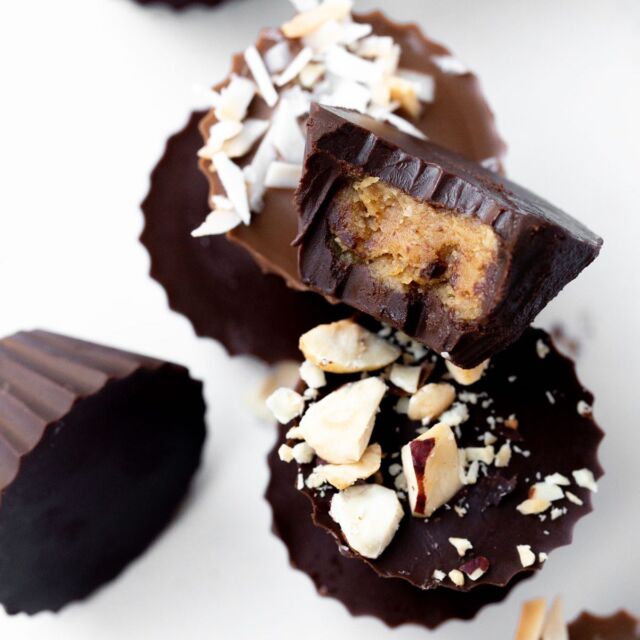 HOMEMADE MINI PEANUT BUTTER CUPS. OMGEEE you guys, these 💯 blow Reese's away. So good, so simple, and only 6 ingredients. You can use dark or milk chocolate — or my fave, a mix of both. 🙌  Leave 'em naked or dress 'em up with your favorite toppings, pastel sprinkles for a cute Easter treat. I guarantee they will not disappoint. 🤤 🍫 

Here are the only 6 ingredients you'll need. Full recipe & details on the blog!👆🏻 
•  8.75 ounces milk and/or dark chocolate (not chocolate chips)
•  2 ½ tablespoons coconut oil
•  ⅓ cup creamy peanut butter
•  1 tablespoon maple syrup
•  3 tablespoons almond flour
•  1 teaspoon pure vanilla extract

•••
#modernminimalism #minimalistmeals #simpledessert #kidfriendly #peanutbuttercups #pbcups #homemadepbcups #eatingfortheinsta #healthydinnerrecipe #chocolaterecipe #instayum #nomnom #eeeeeats #forkyeah #f52grams #feedfeed #@thefeedfeed #goodeats